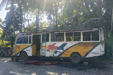 বরিশালে সড়কের পাশে রাখা যাত্রীবাহী বাসে আগুন