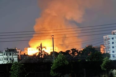 রাজধানীর কুড়াতলীতে আগুন, নিয়ন্ত্রণে ৪ ইউনিট