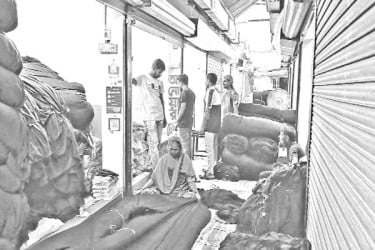বিপাকে থান কাপড় ব্যবসায়ীরা