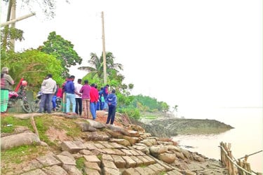 ভাঙন বাড়ছে শহররক্ষা বাঁধে