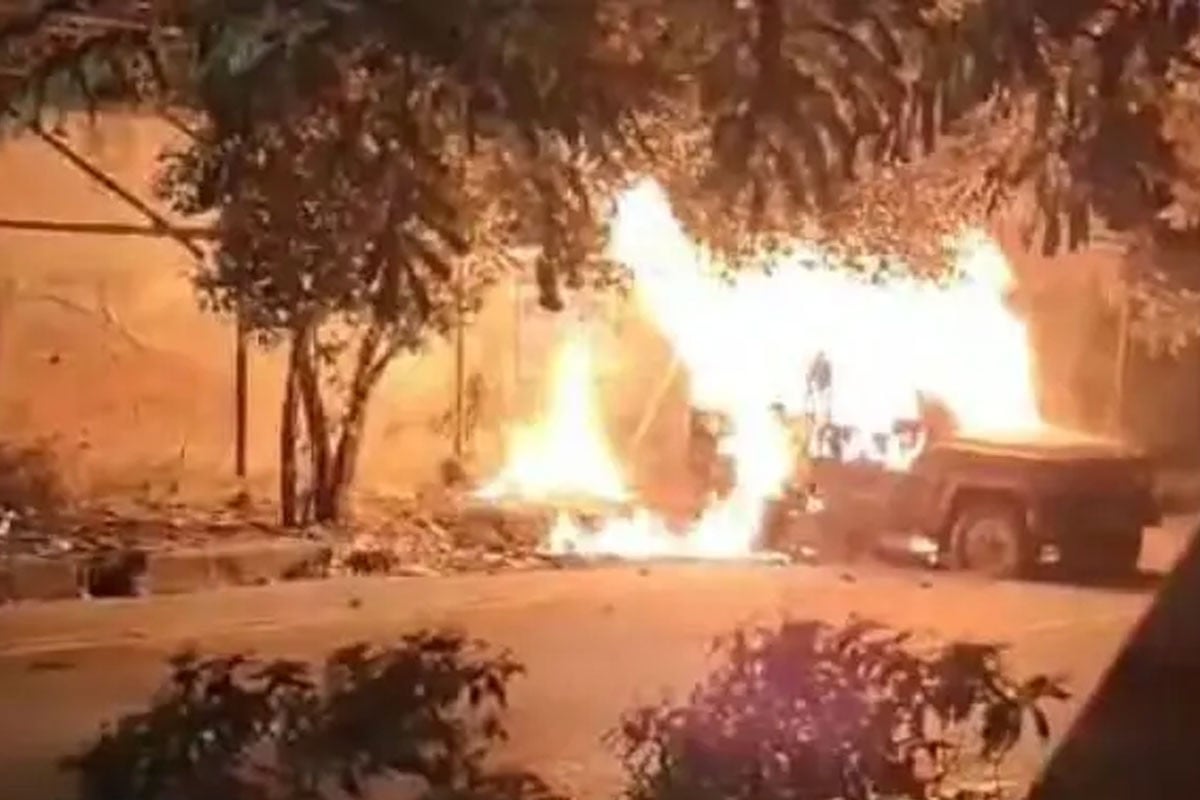 আগারগাঁওয়ে পার্কিং করা গাড়িতে আগুন