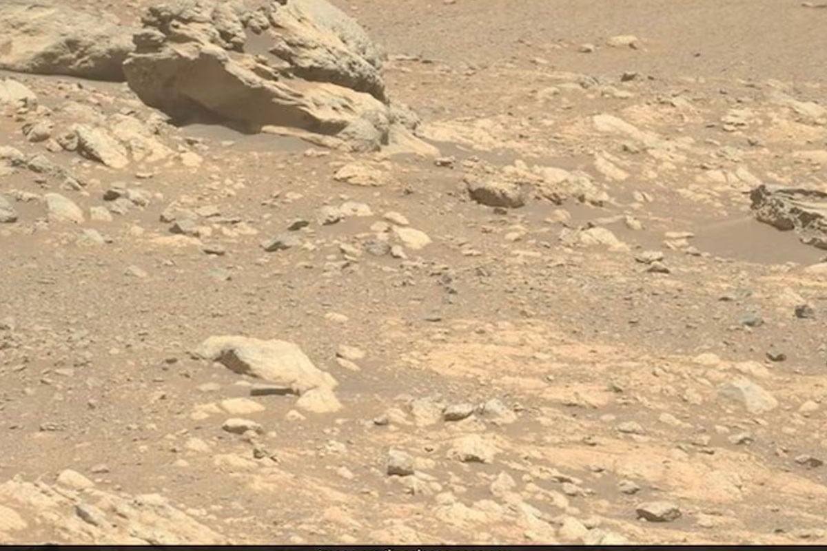 মঙ্গলগ্রহে অচেনা শিলা খুঁজে পেল নাসার রোভার