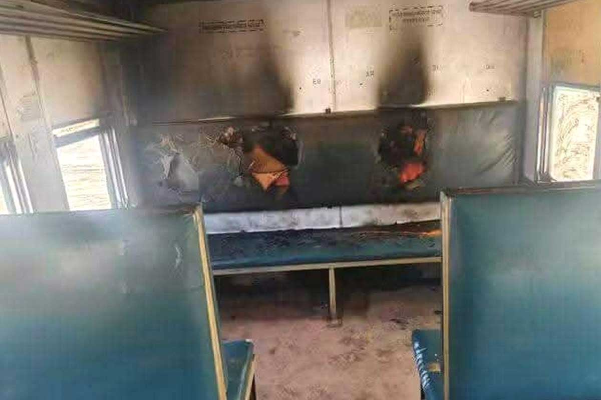 ময়মনসিংহে ট্রেনে দুর্বৃত্তদের আগুন