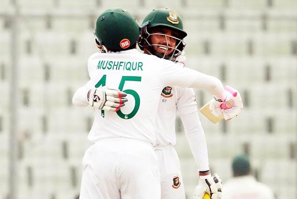মুমিনুল-মুশফিকের ব্যাটে এগোচ্ছে বাংলাদেশ