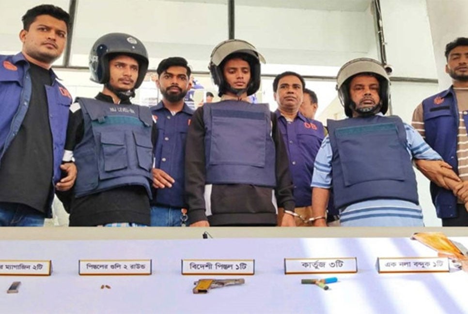 চট্টগ্রামে আগ্নেয়াস্ত্রসহ তিনজন গ্রেফতার