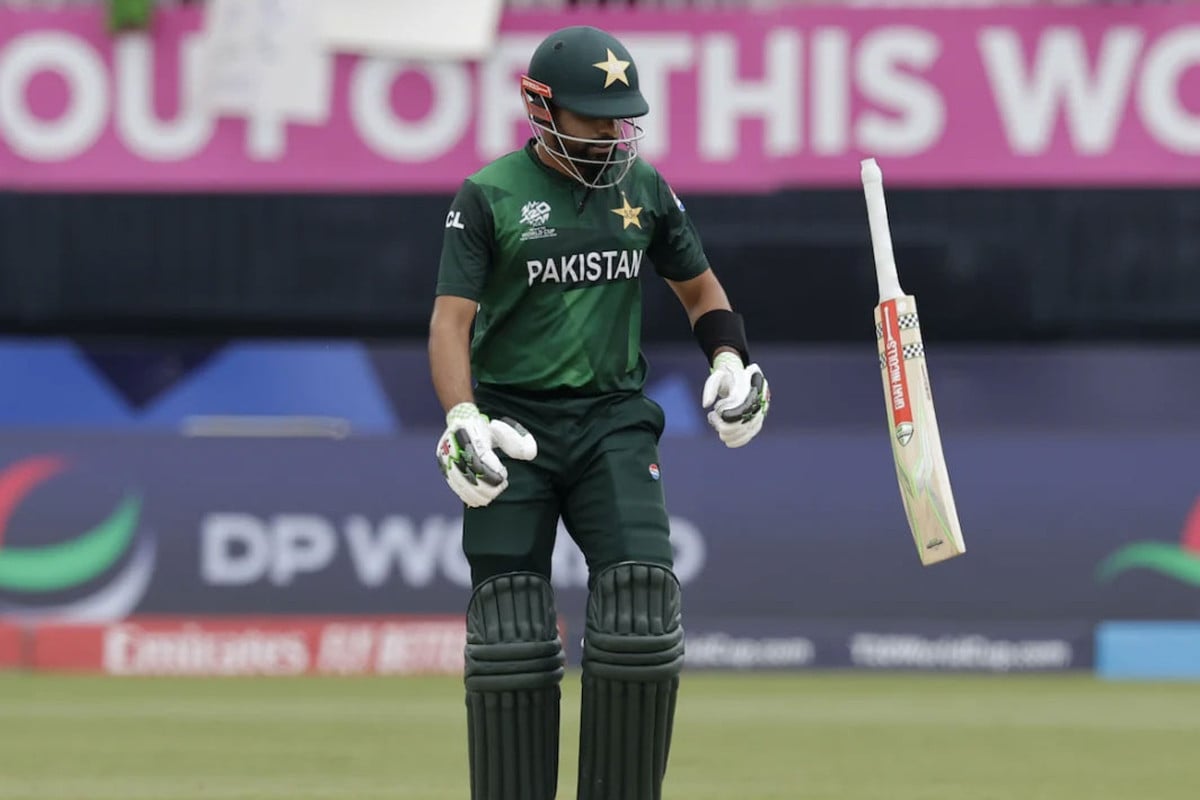 ব্যাট দিয়ে স্ট্যাম্পে আঘাত করায় শাস্তি পেলেন বাবর