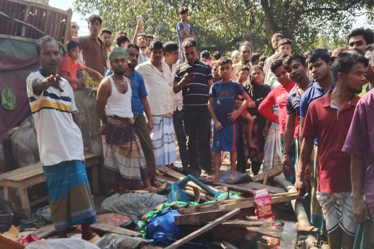 বাসকে সাইড দিতে গিয়ে দোকানে উঠে গেল কাভার্ডভ্যান, দোকানির মৃত্যু