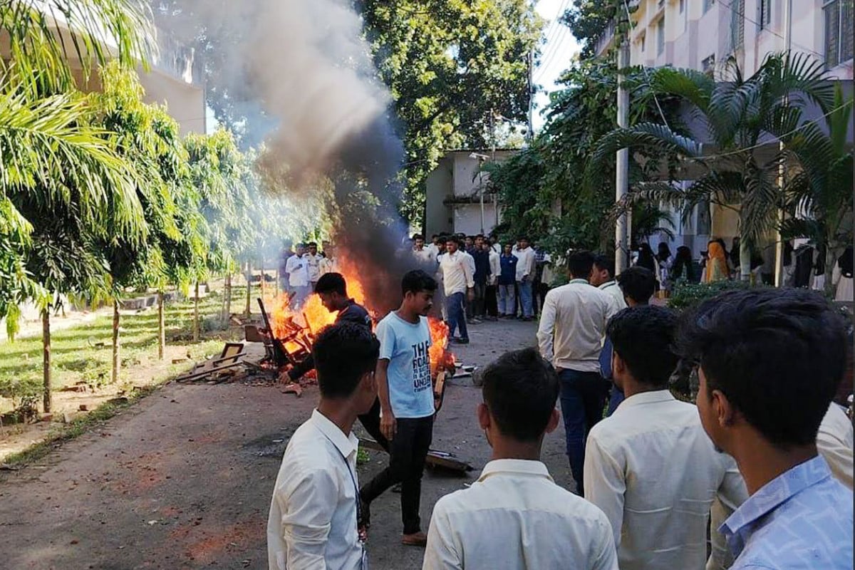 গাইান্ধায় আইএলএসটি শিক্ষার্থীদের টেবিল-চেয়ারে অগ্নিসংযোগ করে বিক্ষোভ
