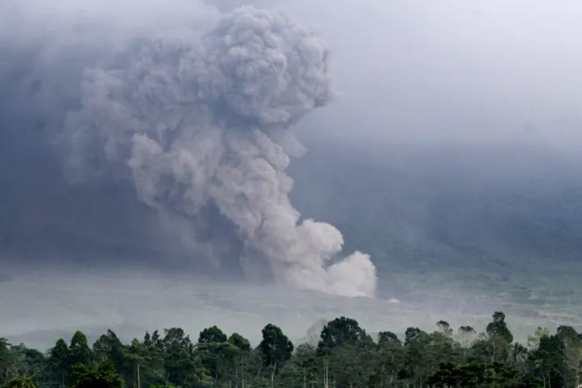ইন্দোনেশিয়ায় জেগে উঠল আগ্নেয়গিরি, সর্বোচ্চ সতর্কতা
