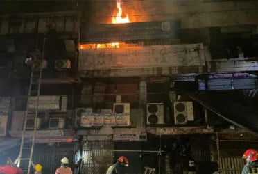 গভীর রাতে গুলিস্তানে মার্কেটে আগুন