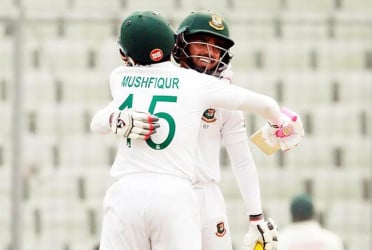 মুমিনুল-মুশফিকের ব্যাটে এগোচ্ছে বাংলাদেশ