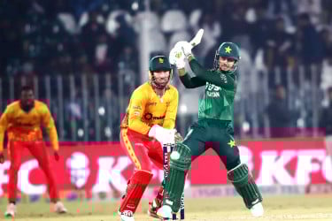 জিম্বাবুয়েকে হারিয়ে ত্রিদেশীয় সিরিজে শুভসূচনা পাকিস্তানের