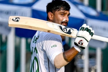 টেস্টে ৩ হাজার রানের মাইলফলকে লিটন