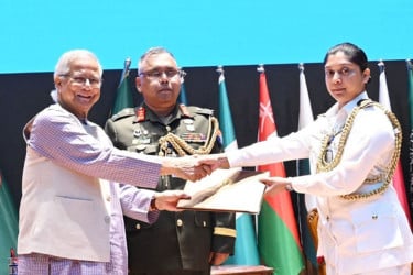 সামরিক বাহিনী কমান্ড ও স্টাফ কলেজে গ্র্যাজুয়েশন সনদ বিতরণ প্রধান উপদেষ্টার
