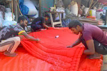 প্রকৃতিতে উঁকি দিচ্ছে শীত, বাড়ছে লেপ-তোশকের চাহিদা