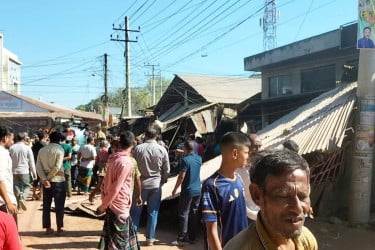 কুড়িগ্রাম পৌরবাজারে অর্ধশতাধিক দোকান উচ্ছেদ, ব্যবসায়ীদের ক্ষোভ