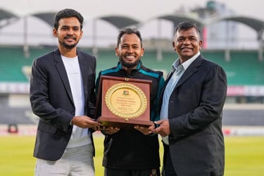 শততম টেস্টে মুশফিককে সম্মাননা জানালেন ক্রীড়া উপদেষ্টা