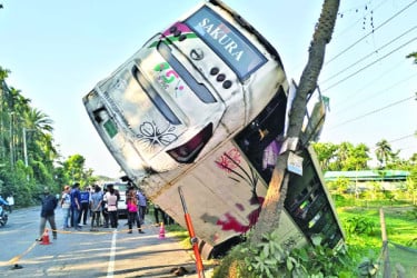 খাদে পড়ে আছে সাকুরা পরিবহন