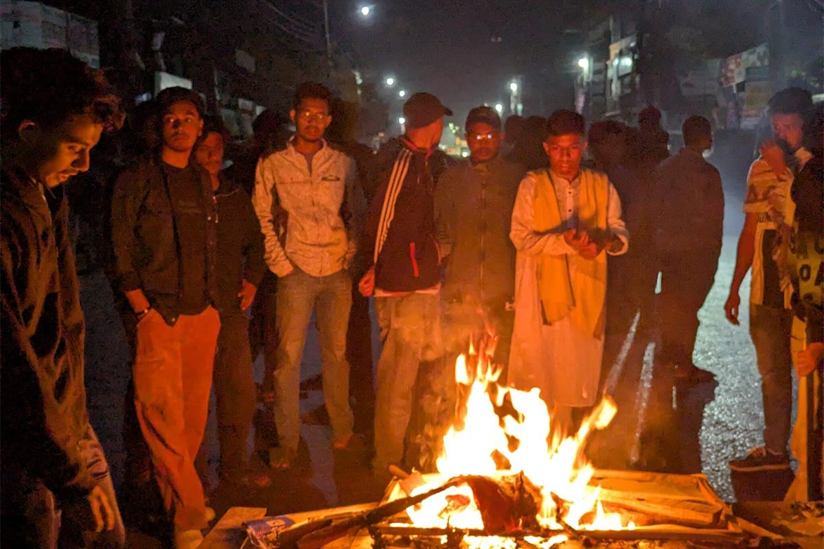 রাবি শিক্ষার্থীদের ওপর দুর্বৃত্তদের হামলার প্রতিবাদে মহাসড়ক অবরোধ