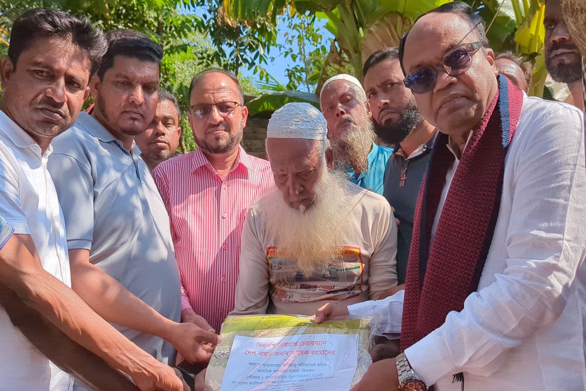 মোংলায় আগুনে ক্ষতিগ্রস্ত পরিবারকে তারেক রহমানের পক্ষ থেকে সহায়তা