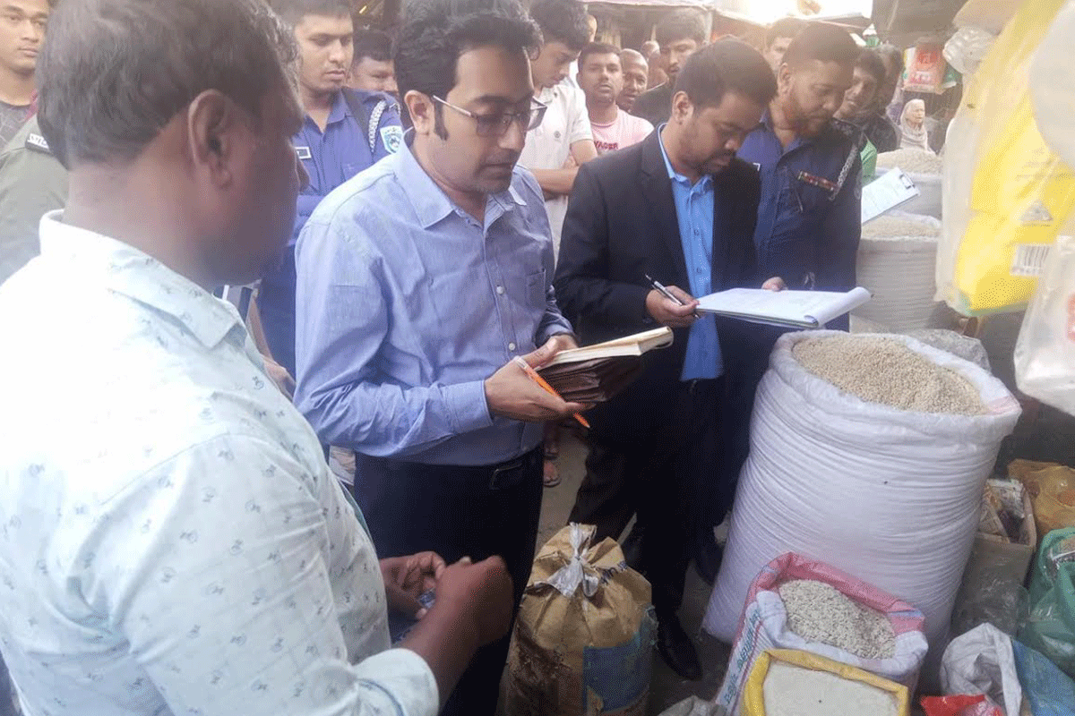 ভূরুঙ্গামারীতে নিষিদ্ধ পলিথিনের বিরুদ্ধে মোবাইল কোর্ট, জরিমানা