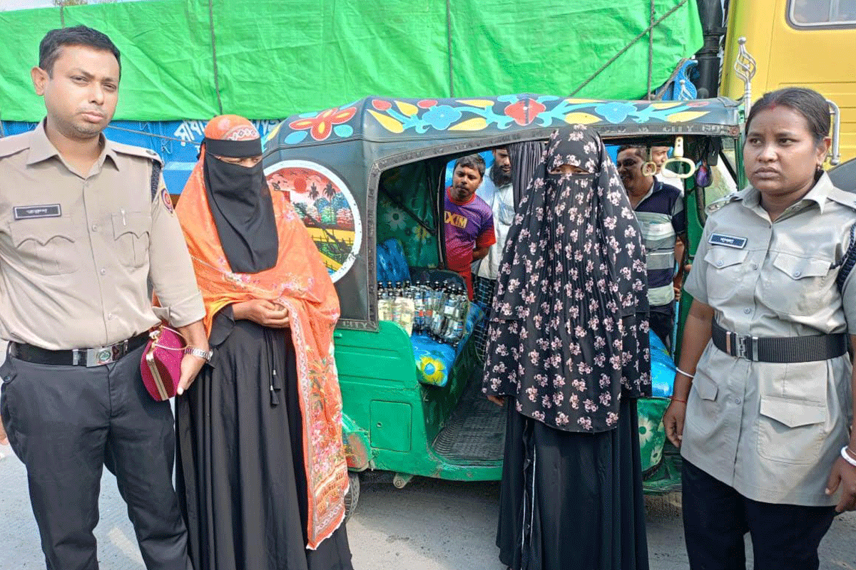 গাইবান্ধায় ৫০ বোতল ফেনসিডিলসহ দুই নারী গ্রেপ্তার