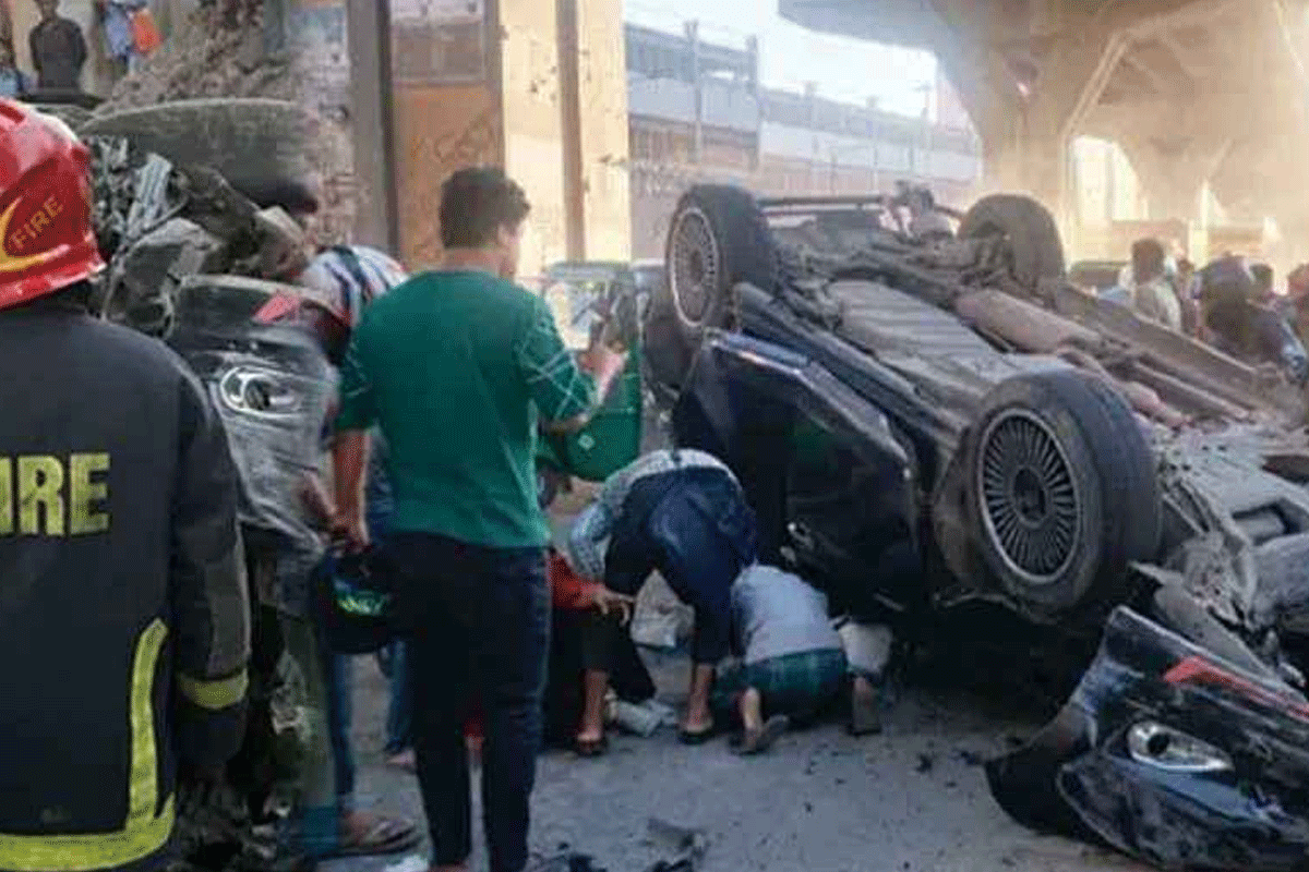 এক্সপ্রেসওয়ে থেকে প্রাইভেটকার ছিটকে পথচারীর মৃত্যু