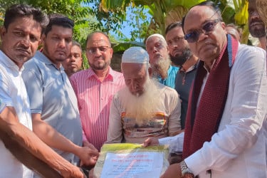 মোংলায় আগুনে ক্ষতিগ্রস্ত পরিবারকে তারেক রহমানের পক্ষ থেকে সহায়তা