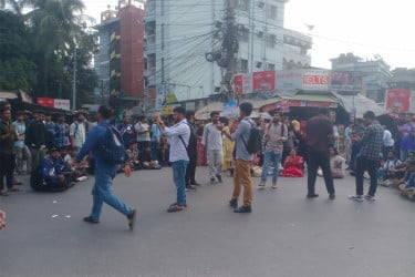 হামলায় জড়িতদের গ্রেফতারে রাবি শিক্ষার্থীদের মহাসড়ক অবরোধ