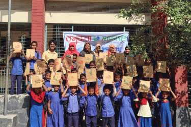 শিশুদের মোবাইল আসক্তি কমাতে কলারোয়ায় বসুন্ধরা শুভসংঘের শিক্ষা সামগ্রী উপহার