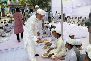 তারেক রহমানের জন্মদিন উপলক্ষে মাদ্রাসা শিক্ষার্থীদের মধ্যাহ্নভোজ করলেন মান্নান