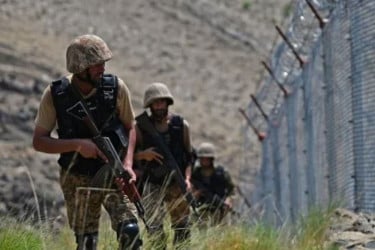 আফগান সীমান্তে পাকিস্তানের অভিযান, নিহত ৩০