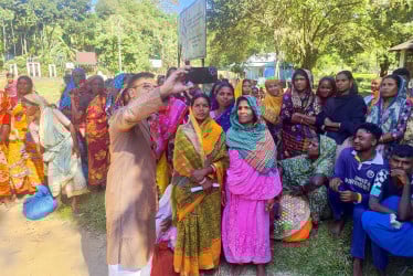 চা শ্রমিকদের দুর্দশার কথা শুনলেন খন্দকার মুক্তাদির