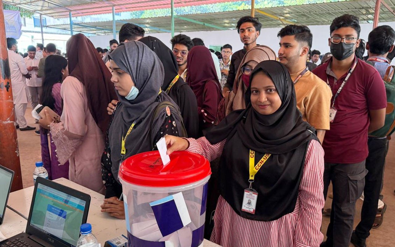 লাল পাহাড়ের ক্যাম্পাসে শিক্ষার্থীদের ভোটের উৎসব