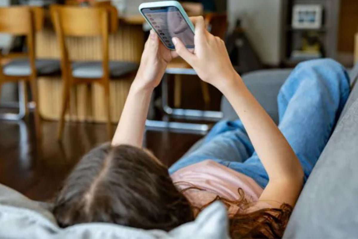 ১৬ বছরের কম বয়সীদের সোশ্যাল মিডিয়া ব্যবহার নিষিদ্ধ করল অস্ট্রেলিয়া