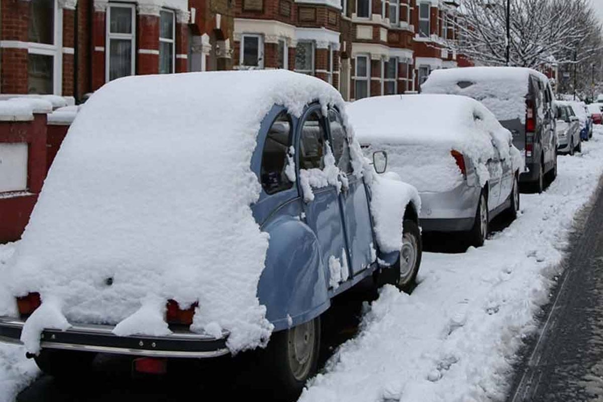 তুষারঝড়ে বিপর্যস্ত যুক্তরাজ্য: বন্ধ শত শত স্কুল, বিদ্যুৎহীন বহু এলাকা