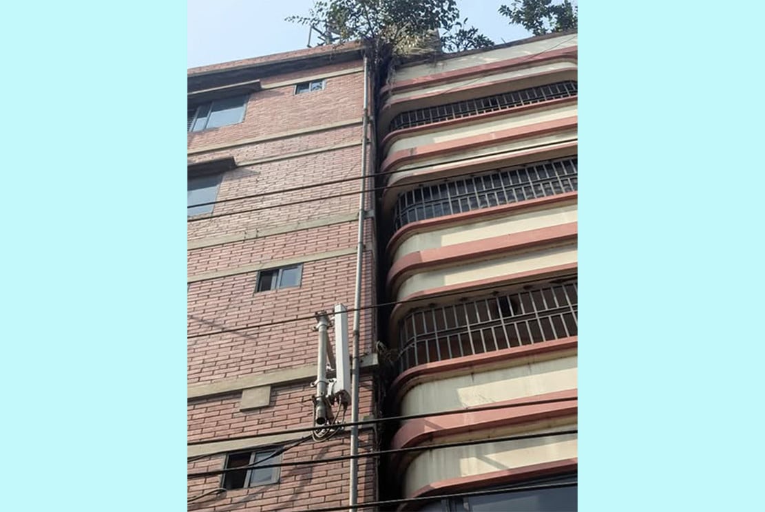 ভূমিকম্পে বাড্ডায় হেলে পড়ল ভবন