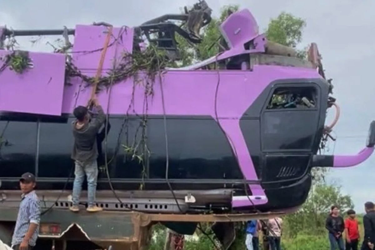 কম্বোডিয়ায় সেতু থেকে বাস নদীতে, নিহত ১৬