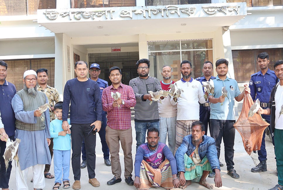 নাটোরে উদ্ধারের পর শতাধিক পাখি অবমুক্ত