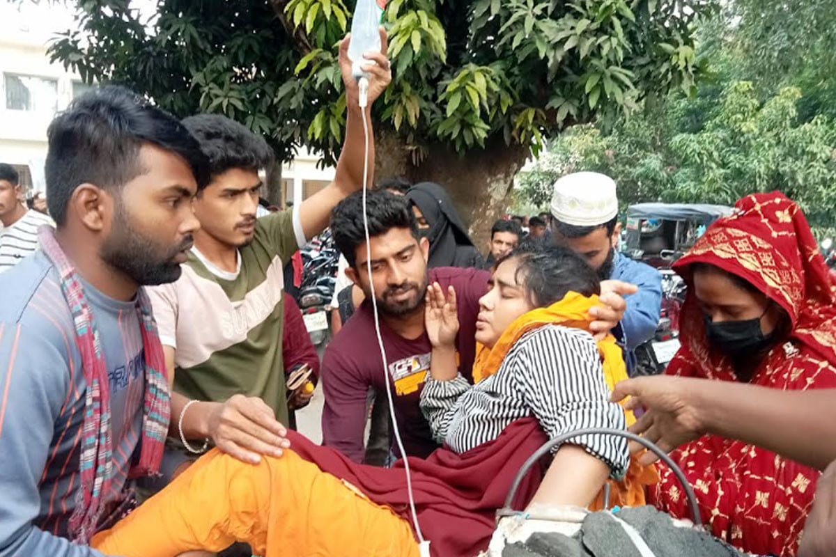 ভূমিকম্পের পর মাগুরায় আতঙ্কে অসুস্থ শতাধিক গার্মেন্টস কর্মী