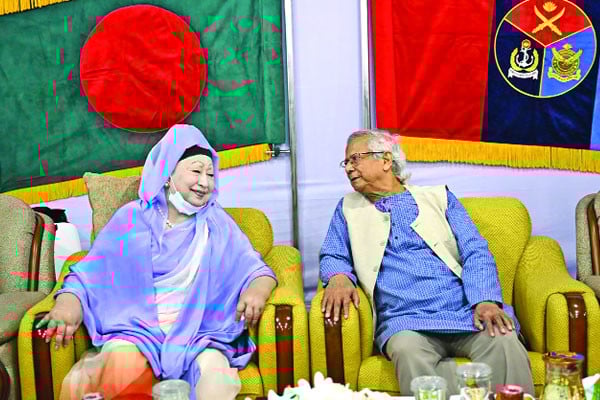 হাস্যোজ্জ্বল খালেদা জিয়া সেনাকুঞ্জে