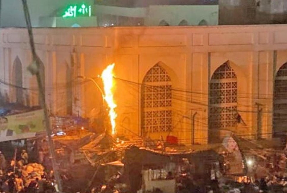 রাজধানীর বায়তুল মোকাররম মসজিদের সামনে আগুন