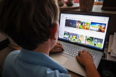 অস্ট্রেলিয়ায় কার্যকর হতে যাচ্ছে শিশুদের ফেসবুক-টিকটক ব্যবহার বন্ধের আইন