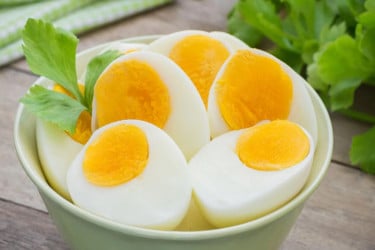 সকালে ডিম খাবেন কেন