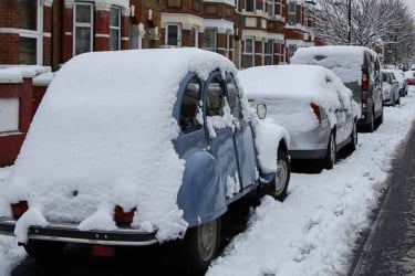 তুষারঝড়ে বিপর্যস্ত যুক্তরাজ্য: বন্ধ শত শত স্কুল, বিদ্যুৎহীন বহু এলাকা