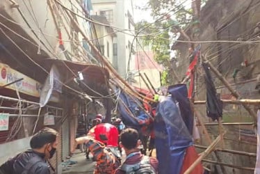 ভূমিকম্পে ক্ষতিগ্রস্ত আরমানিটোলা, ধসে পড়েছে ভবনের একাংশ