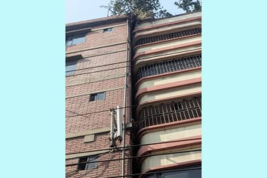 ভূমিকম্পে বাড্ডায় হেলে পড়ল ভবন