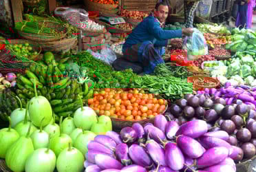 সবজির সরবরাহ বাড়লেও কমছে না দাম