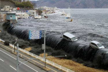 মানব ইতিহাসের ৫ প্রলয়ংকারী সুনামি