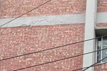 ভূমিকম্পে শেকৃবির ৩ হলে বড় ফাটল